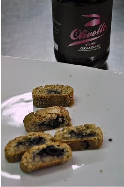 Миндальное печенье со сладкими оливками