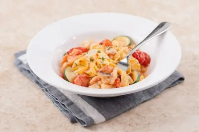 Тальятелле с креветками и цукини в сливочно-томатном соусе