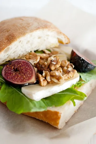 Утренний сэндвич с камамбером и инжиром