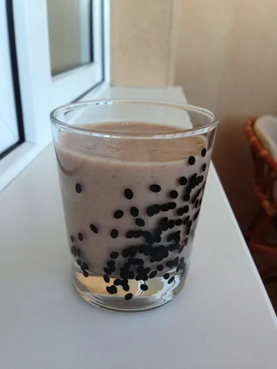 Банановый молочный коктейль с шоколадом и медом