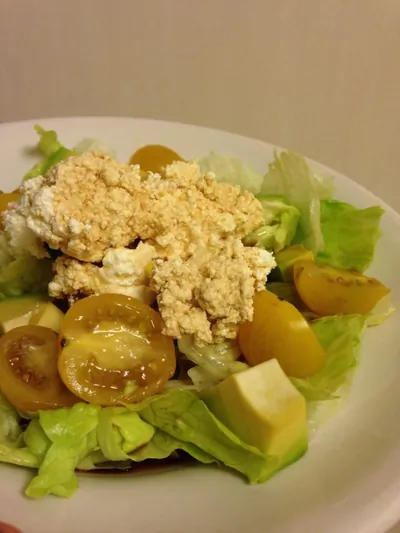 Салат из авокадо, черри и зерненого творога