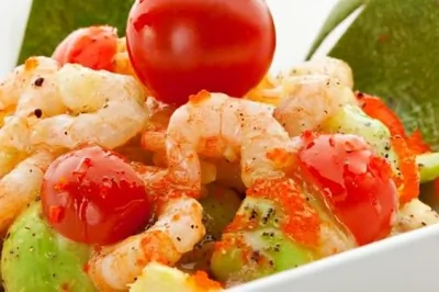 Салат с креветками, авокадо и черри