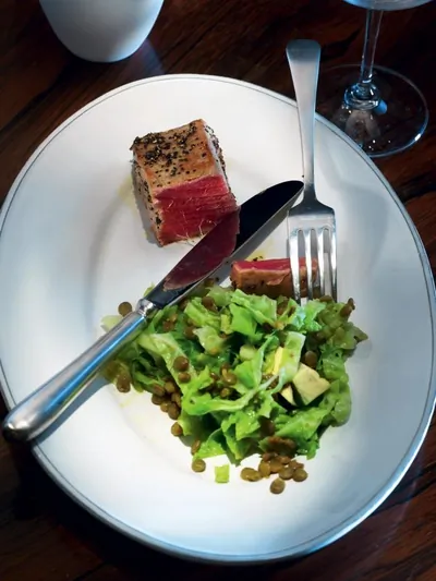 Тунец с капустой, авокадо и чечевицей