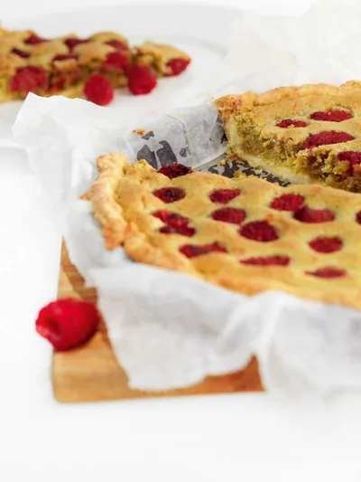 Пирог с малиной и фисташковым франжипаном