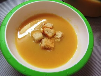 Гороховый крем-суп с чесночными гренками