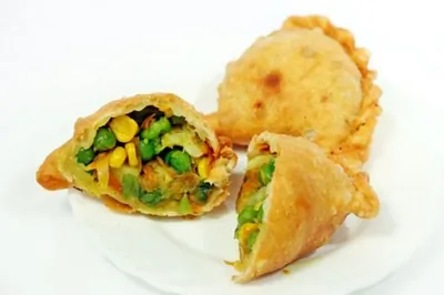 Вегетарианские жареные самосы с овощами и кешью