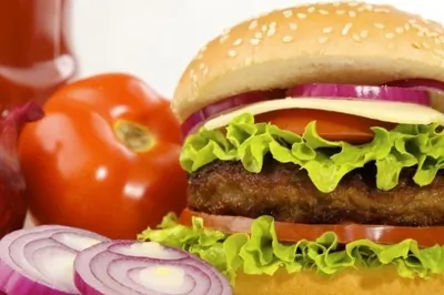 Домашние чизбургер с овощами