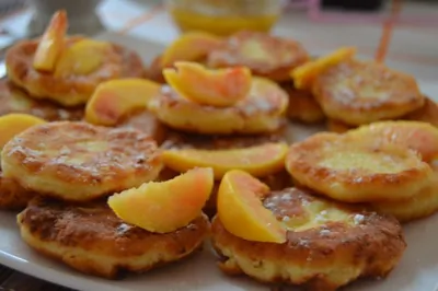 Сырники с персиками
