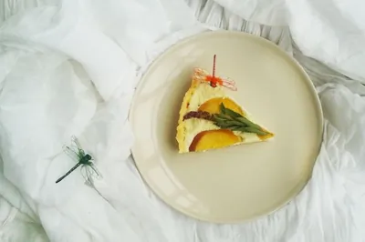 Творожный пирог с персиками