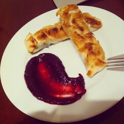 Снэки с камамбером и винным соус из брусники и вишни