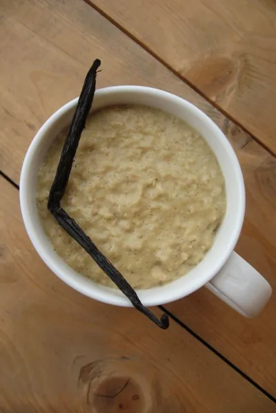 Овсяная каша с ванилью, яблоком и арахисовым маслом