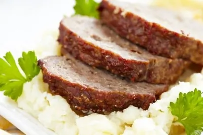 Мясной рулет с яблоками