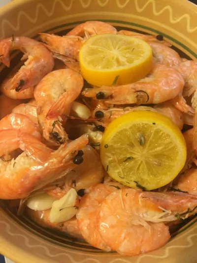 Креветки вареные с лимоном и укропом