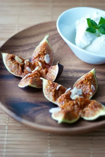 Инжир с медом, миндалем и риккотой