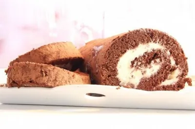 Шоколадный рулет с ванильным кремом