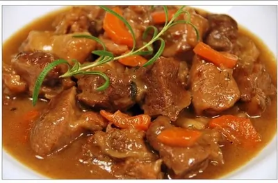 Тушеная говядина с морковью и луком