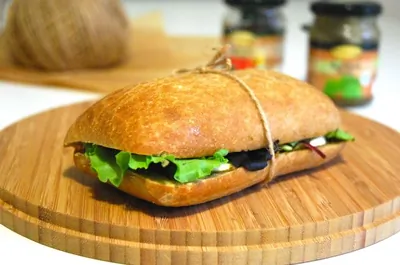 Чиаббата с песто и вялеными томатами