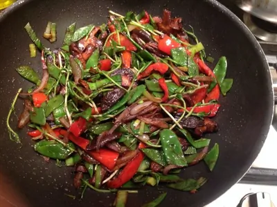 Удон с овощами, жаренными в соусе мисо