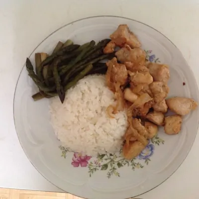 Курица со спаржей в яблочном соусе