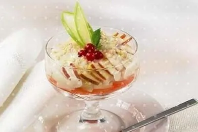 Салат-коктейль из моркови, яблок и груш