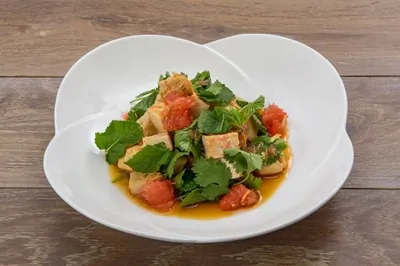 Тайский салат с курицей и грейпфрутом