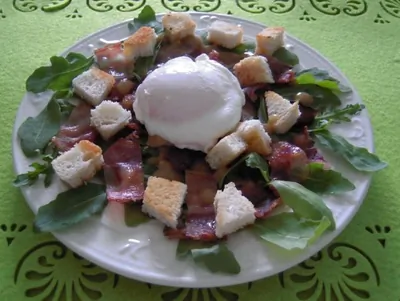 Салат из фризе, яиц пашот и бекона