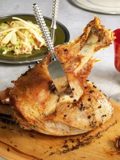 Свиной окорок с тушеной капустой и печеным пастернаком