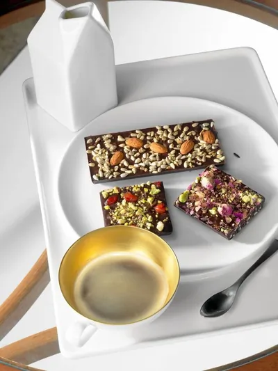 Шоколадные плитки с кешью, барбарисом и розовым перцем