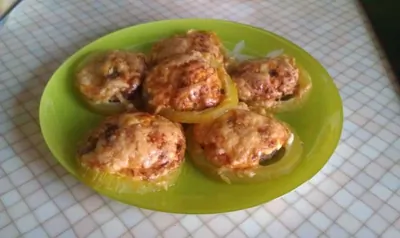 Кабачки, фаршированные фаршем и сыром