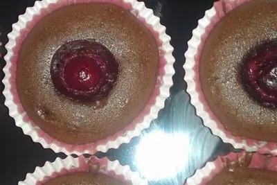 Шоколадные кексы с вишней
