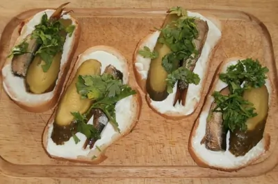 Бутерброды со шпротами и соленым огурцом