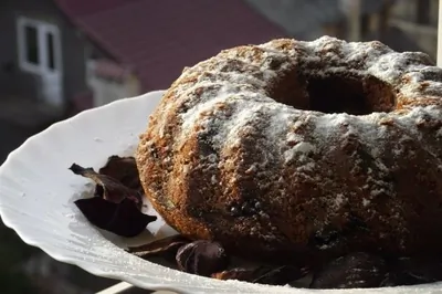 Кекс с вишней и орехами