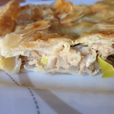 Слоеный пирог с тунцом, луком-пореем и солеными огурцами