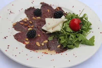 Карпаччо из северного оленя с козьим сыром и рукколой