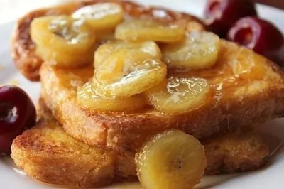 Тосты с бананово-карамельным соусом