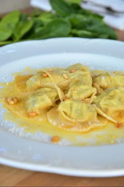 Тортелли с рикоттой и шпинатом