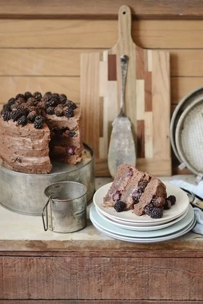 Шоколадный торт с ежевикой