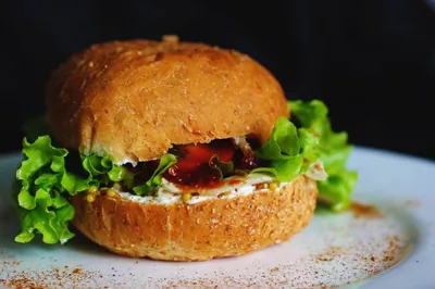 Низкокалорийный бургер со сливочным сыром и куриной грудкой