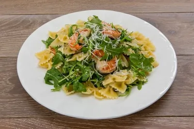 Фарфалле с креветками и рукколой