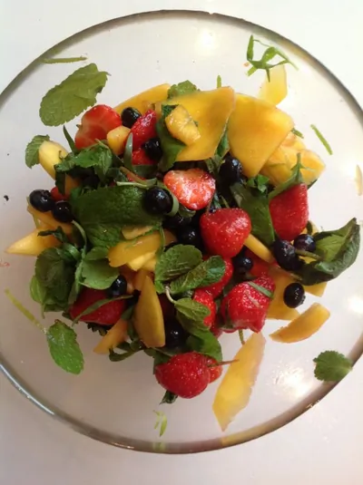 Салат из ягод с манго