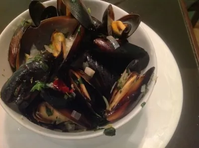 Мидии по средиземноморски с тархуном и базиликом