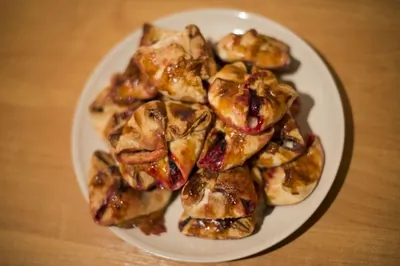 Конвертики с вишней, корицей и апельсинами