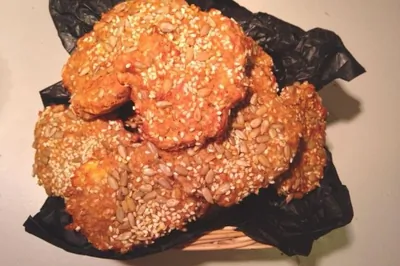 Лепешки с кунжутом, семечками и сыром на сыворотке