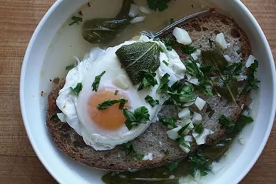 Зимний суп с чесноком и шалфеем