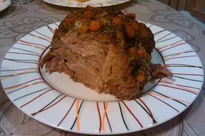 Буженина с чесноком, морковью и травами