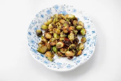 Хрустящая брюссельская капуста в чили-карамели