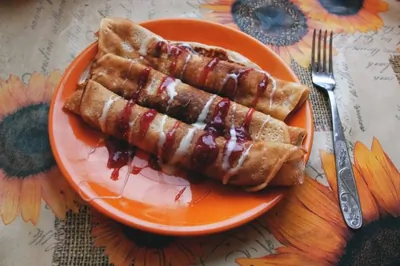 Блины на кислом молоке с малиновым джемом и сгущенкой