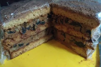 Медовый торт с черносливом и грецкими орехами