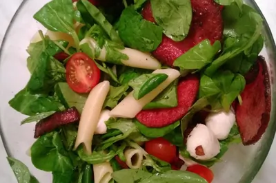 Салат с пастой, салями и рукколой