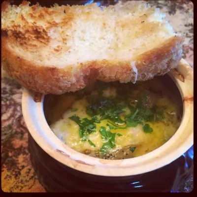 Запеченный луковый суп с украинским оттенком